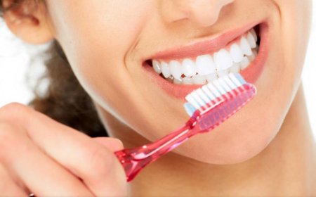 Plaktan Korunmanın En Etkili Yolu: Doğru Diş Fırçalama Rehberi